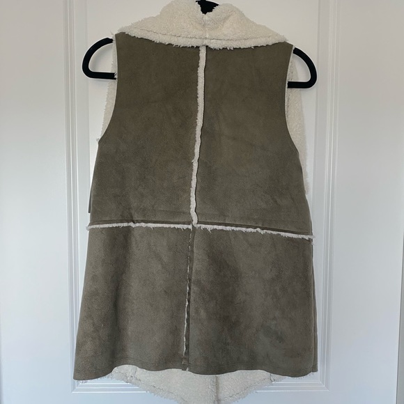 NWT Caslon Reversible Faux Shearling Vest GREEN/IVORY - SIZE M - Picture 9 of 12